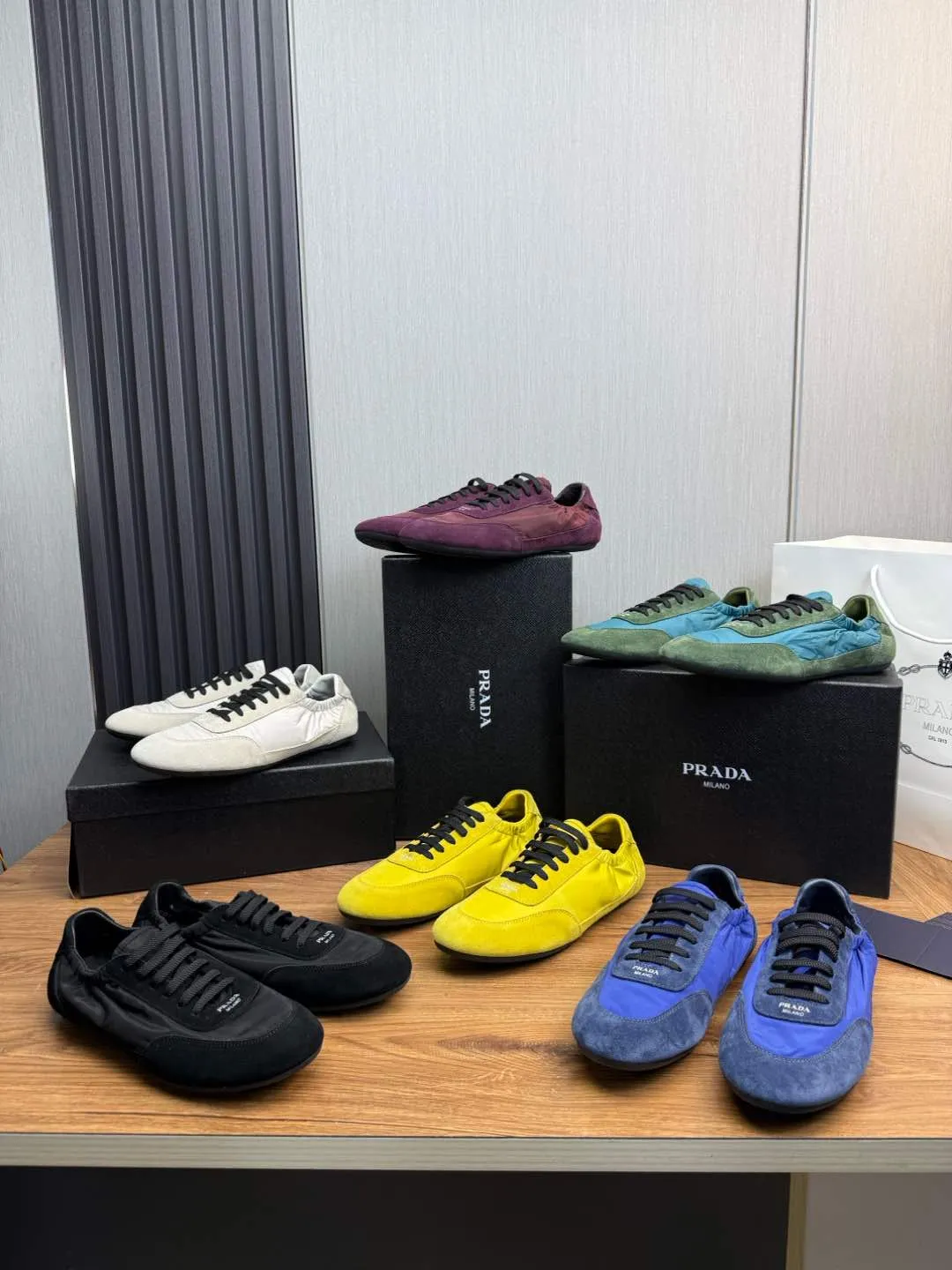 Men's shoes 💰600💰 PRADA 2025 Early Spring Collapse New Couple Style Sports Shoes Moral Training Shoes The name Collapse comes from the fact that it can be easily put on and taken off with bare hands. The light and comfortable features make it more relaxed and casual. The side elastic design can be worn twice! Super comfortable catwalk sneakers, as light and thin as ballet slippers, as comfortable as sneakers, comfortable and super light on the feet. Fabric: nubuck leather spliced ​​with nylon cloth. Silk cowhide foot pads. Size: Women's code 35/40 Men's code 39/45